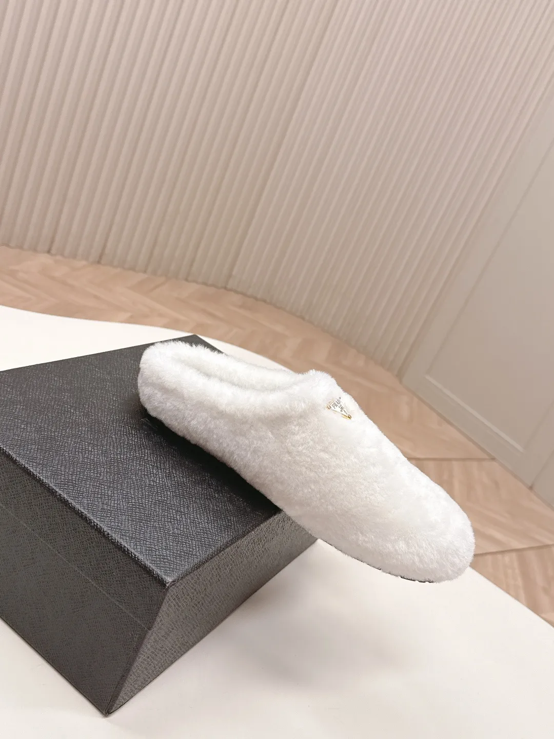 👟👟Ex-factory price 520👟👟 Prada prada25 autumn and winter furry slippers series, half-slip wool slippers, classic triangle buckle, comfortable, cute, cute, fashionable, elegant and versatile, the wool is comfortable and soft, awakening the warmth of autumn and winter. Let you walk comfortably from morning to night. Pair it with socks to easily cope with the changing seasons. Wool, sheep pattern lining, original outsole! 35-40 yards